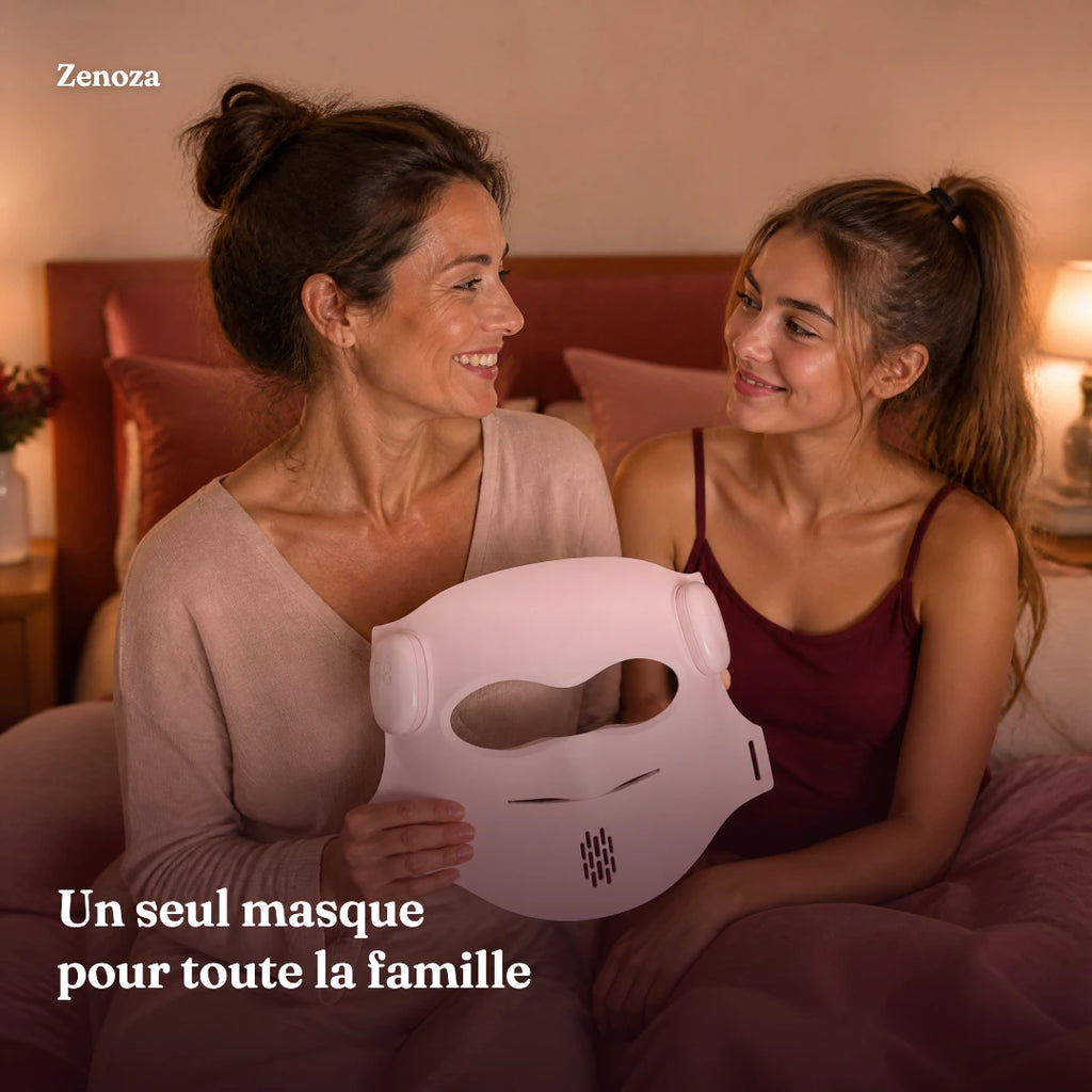 Une mère et sa fille souriantes tenant le masque LED Zenoza