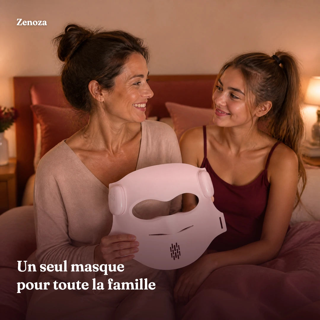 Une mère et sa fille souriantes tenant le masque LED Zenoza